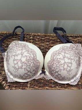 Victoria Secret Delicate Lace Underwire Bra - Pink